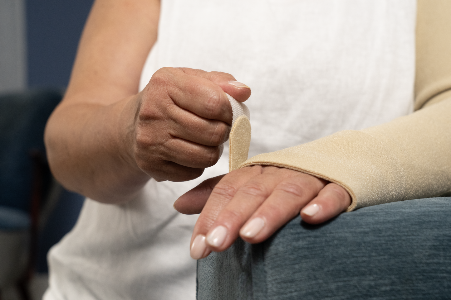 JOBST® FarrowWrap® Lite Hand Gauntlet 20-30 mmHg Tan